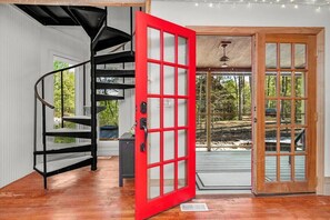 المنشأة من الداخل