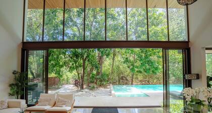 4BR/3.5BA Villa, 200m from beach with amazing private pool, garden & parking