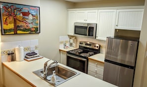 Køleskab, mikrobølgeovn, ovn, kogeplade