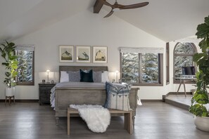 5 Schlafzimmer, Schreibtisch, Bügeleisen/Bügelbrett, Reisekinderbett