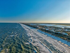 Een kustgebied met een strand en een woongebied.