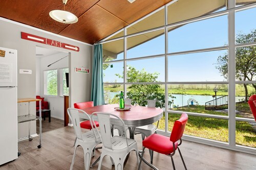 One of a Kind Vintage Lakefront Getaway on Lake Dunlap--W/D, fire pit, 4 tvs