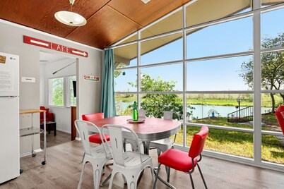 One of a Kind Vintage Lakefront Getaway on Lake Dunlap--W/D, fire pit, 4 tvs