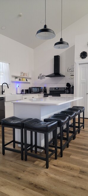 Refrigerador, microondas, horno y parrilla de estufa 