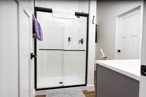 Combined shower/bathtub, hair dryer, towels, soap
