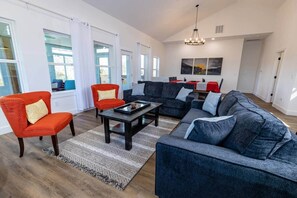 Smart TV, fireplace - Luxury 5BR 4BA with Heated Pool from April 18, Pet, EV Charge, Wheel Chair (Branson)