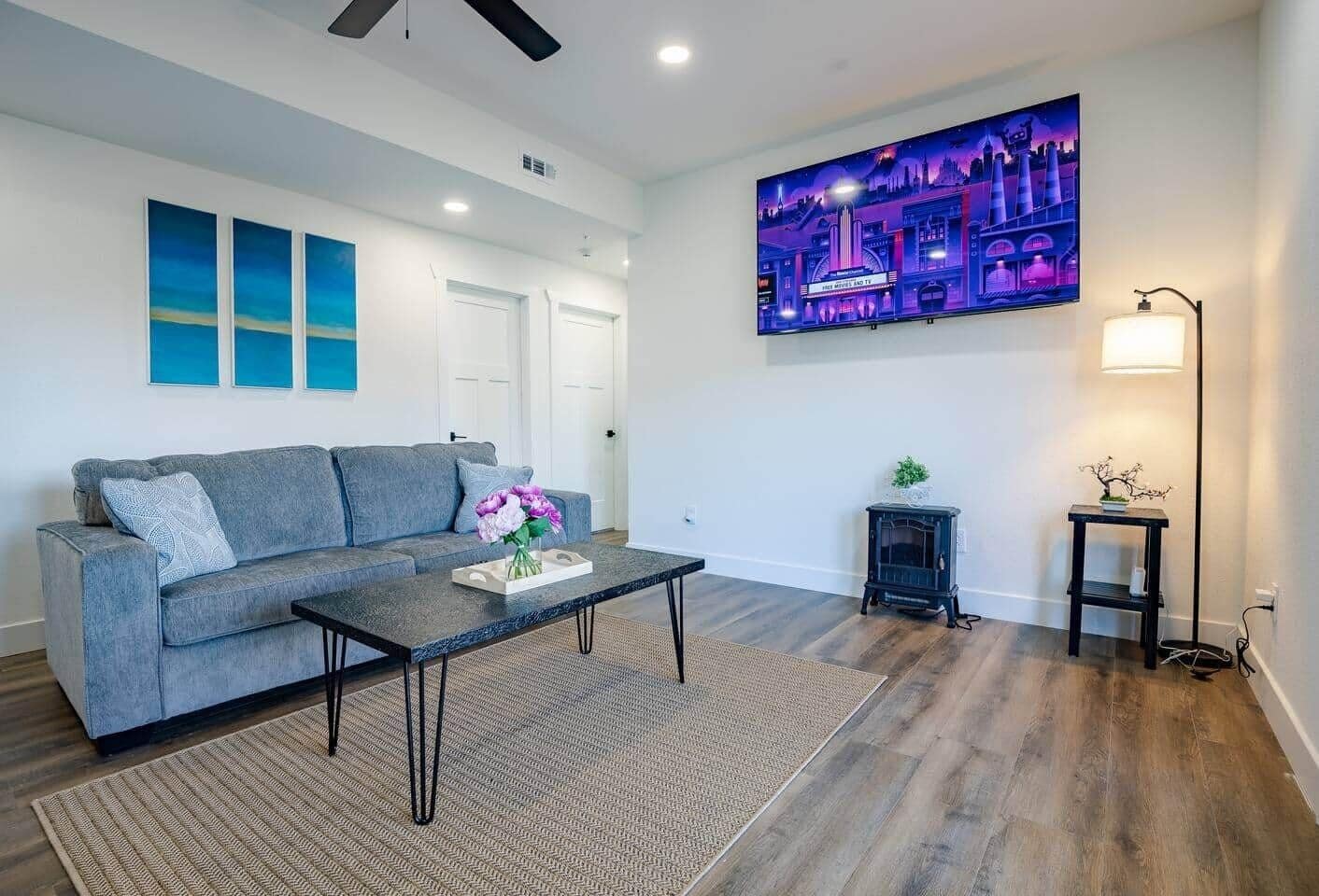 Smart TV, fireplace
