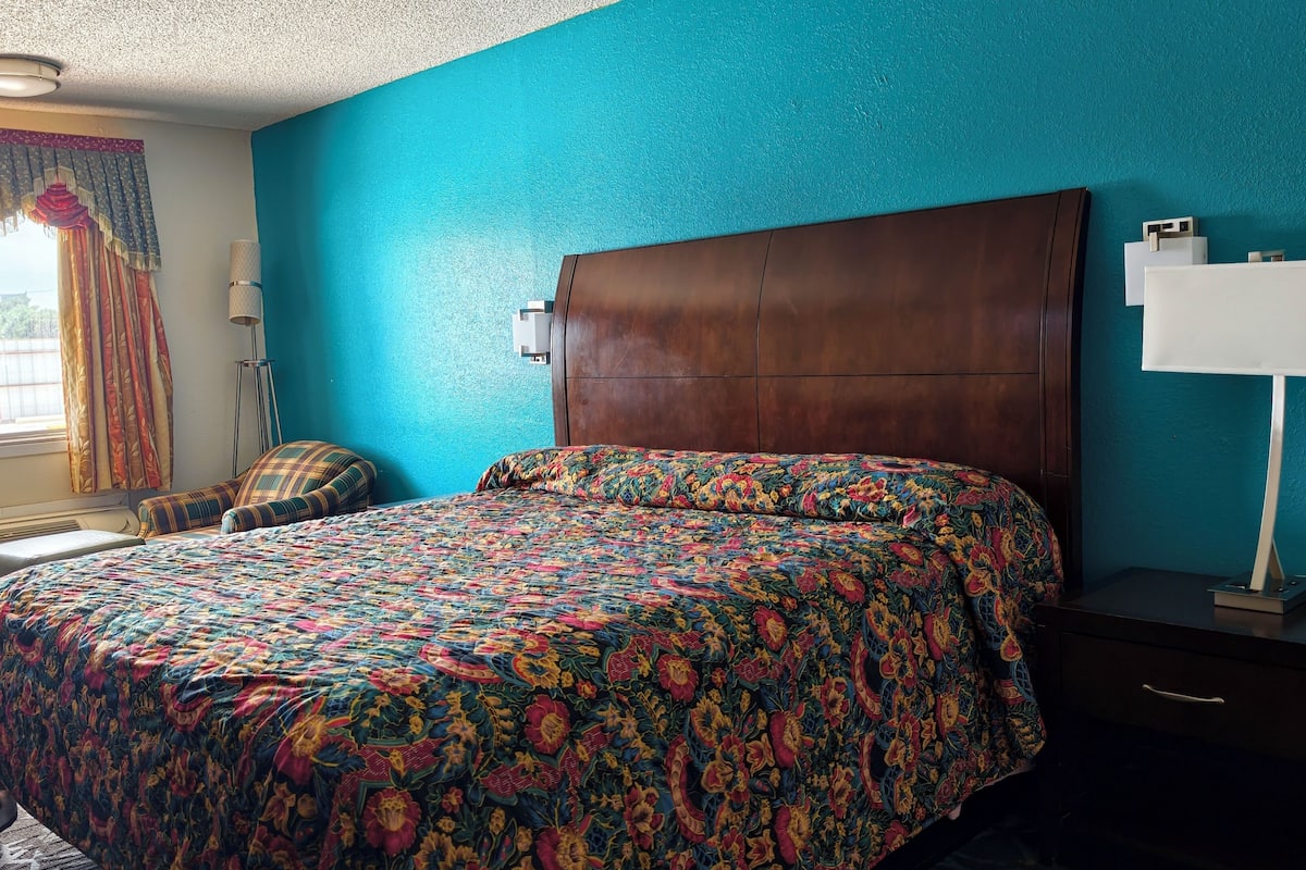 Escritorio, wifi gratis y ropa de cama 