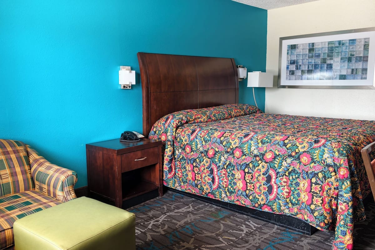 Escritorio, wifi gratis y ropa de cama 