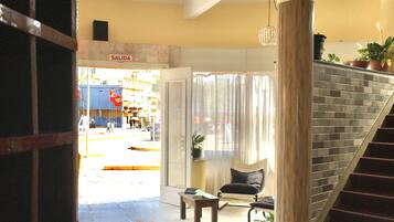 تلفزيون بحجم 20-بوصة يعرض قنوات تلفزيونية باشتراك مدفوع