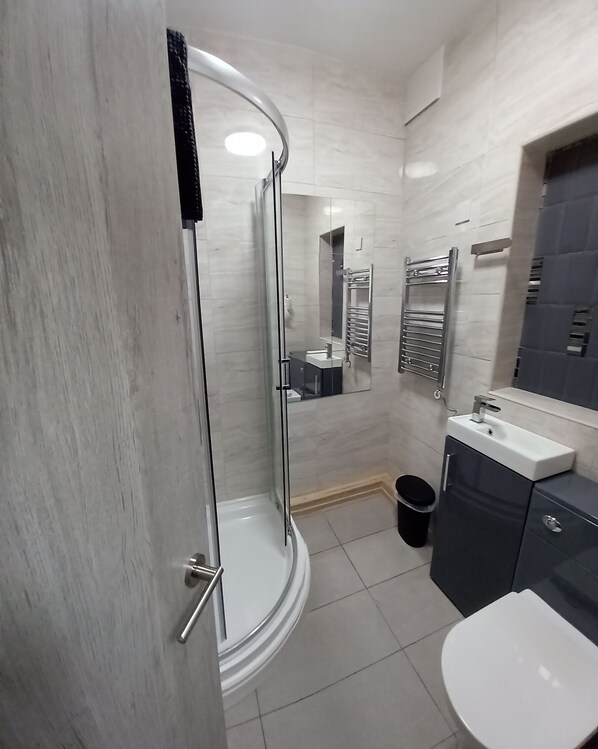 Een douche, een haardroger, handdoeken, zeep