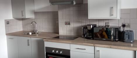 Køleskab, mikrobølgeovn, ovn, kogeplade