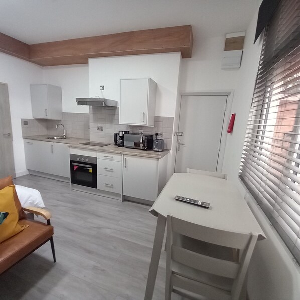 Réfrigérateur, four à micro-ondes, un four, surface de cuisson