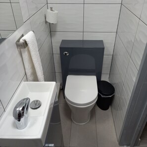 Een douche, een haardroger, handdoeken, zeep
