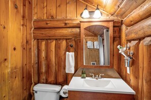 Combined shower/tub, hair dryer, towels
