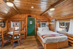 1 bedroom, iron/ironing board, travel cot, WiFi - Cozy Bucking Moose Bear Cabin with 2 Queens, just a minute from Yellowstone! (West Yellowstone)