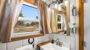 Kombinert dusj/badekar, hårføner, håndklær og såpe
