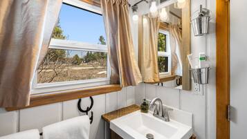 Duschwanne, Haartrockner, Handtücher, Seife