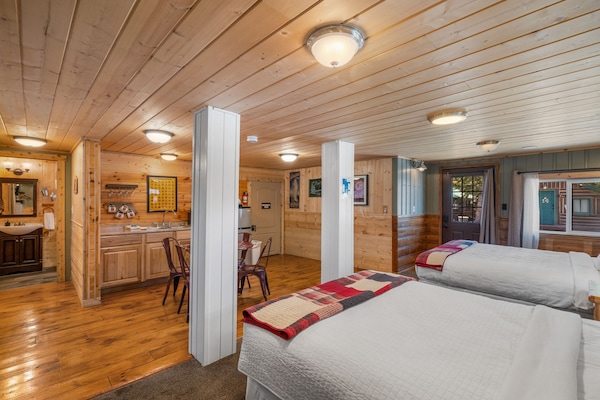 1 slaapkamer, een strijkplank/strijkijzer, reisbedje, wifi