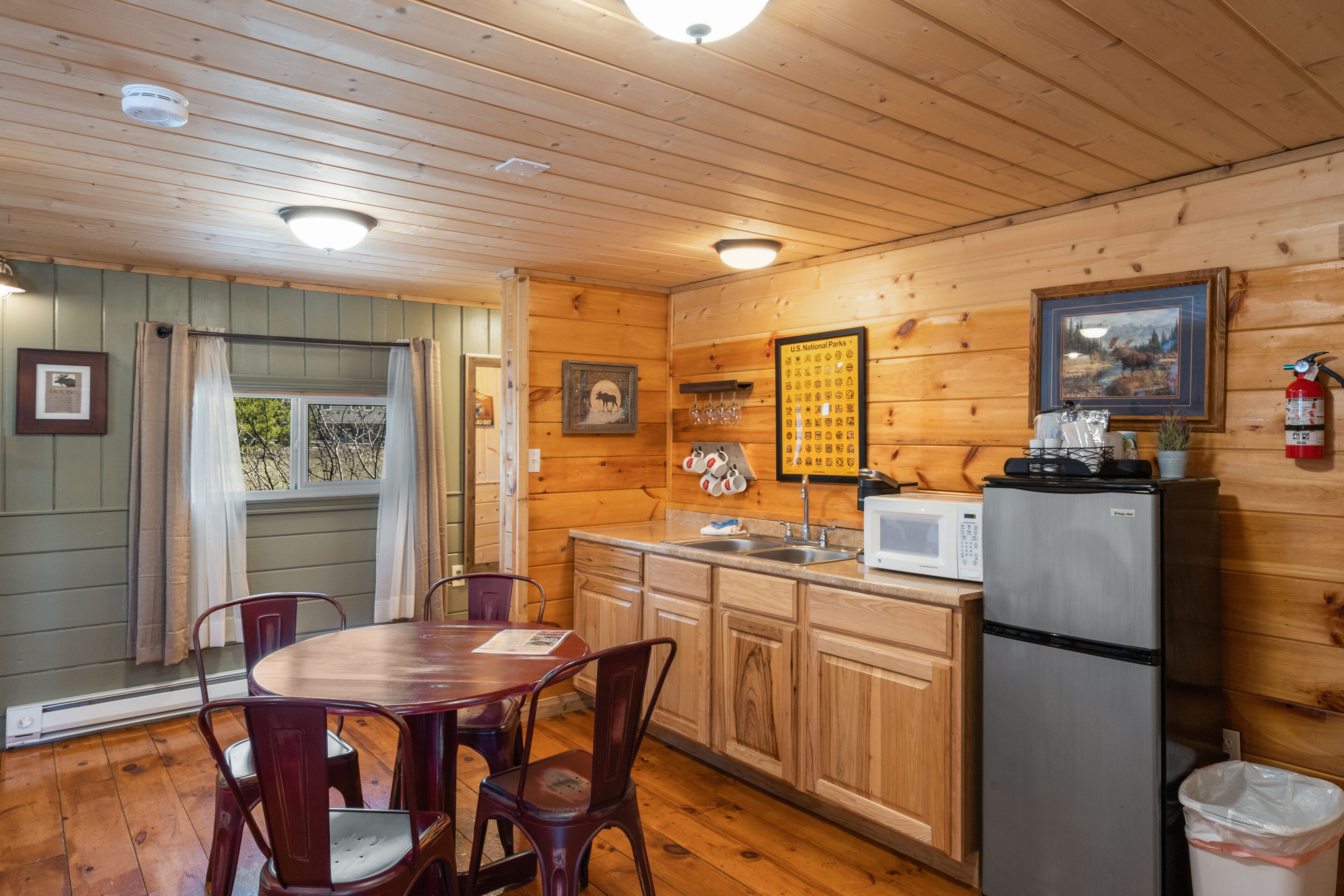 Refrigerador, microondas y cafetera y tetera 