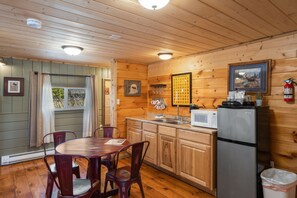 Geladeira, micro-ondas, cafeteira/chaleira