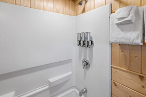 Combined shower/bathtub, hair dryer, towels - The Bucking Moose Wolf Suite: Cozy 2 Queen suite, just 1 minute from Yellowstone! (West Yellowstone)