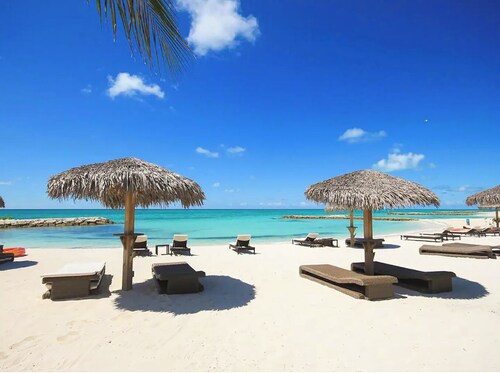 Modern Luxury Townhome in Nassau - steps to the beach!