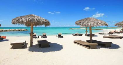 Modern Luxury Townhome in Nassau - steps to the beach!