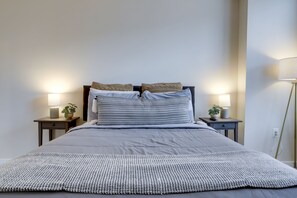 City Apartment | 2 bedrooms, iron/ironing board, free WiFi - Fantastic 1 Bedroom Condo at Arlington  (Arlington)