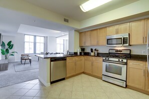 City Apartment | Private kitchen | Full-size fridge, microwave, oven, stovetop - Fantastic 1 Bedroom Condo at Arlington  (Arlington)