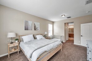 6 bedrooms, desk, WiFi, bed sheets