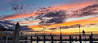 ⭐️Gorgeous Sunset Island Private Beach In/Outdoor Pools⭐️