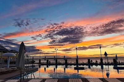 ⭐️Gorgeous Sunset Island Private Beach In/Outdoor Pools⭐️