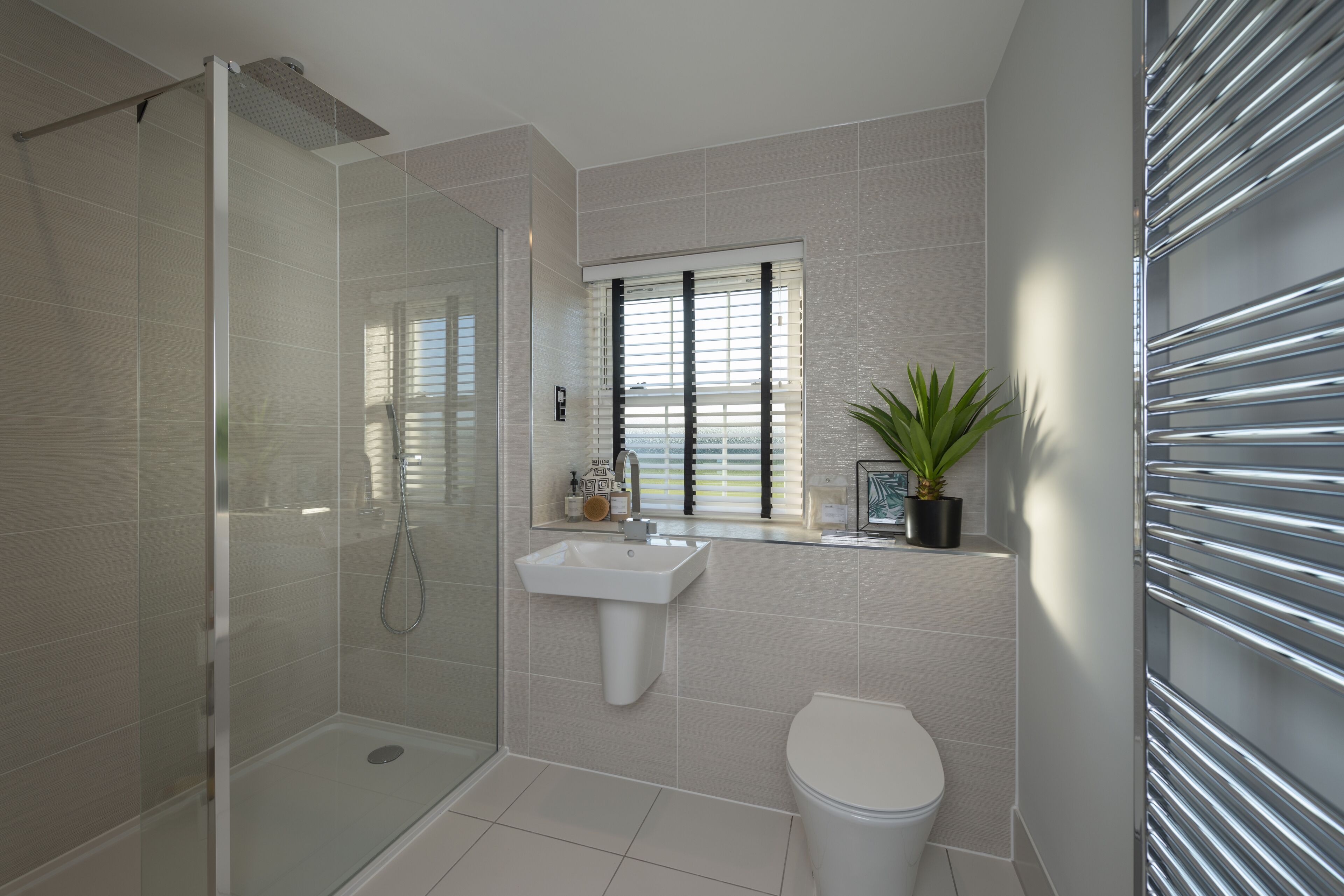 Baignoire, serviettes fournies, savon, shampoing