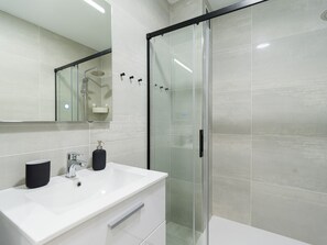 Dusche, Haartrockner, Handtücher, Toilettenpapier