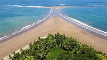 Plage à proximité, chaises longues