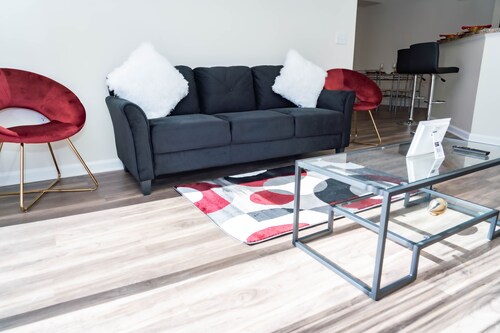 15 min away from airport & down town Columbia, SC King-1 bedroom & full kitchen.