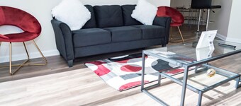 15 min away from airport & down town Columbia, SC King-1 bedroom & full kitchen.