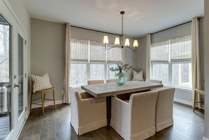 Dining - Holiday House (Tullahoma)