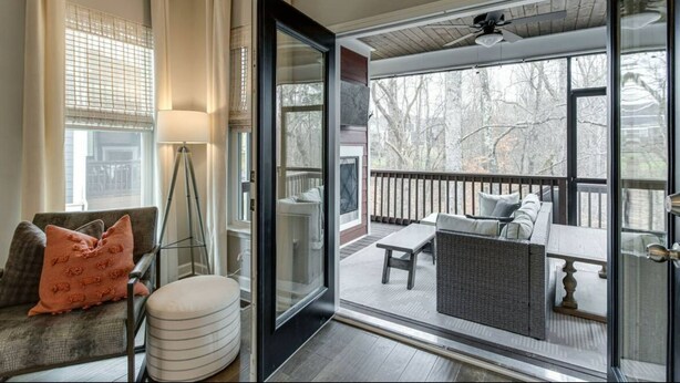 Un espace intérieur accueillant, doté d’une porte-fenêtre coulissante qui donne sur une terrasse extérieure.