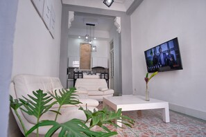 Een 60-inch televisie met kabelzenders en vloerwarming