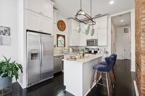 冷蔵庫、電子レンジ、オーブン、コンロ