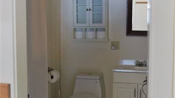 Ducha y bañera combinadas, secador de pelo, toallas y jabón