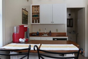 Refrigerador, microondas, parrilla de estufa y utensilios de cocina 