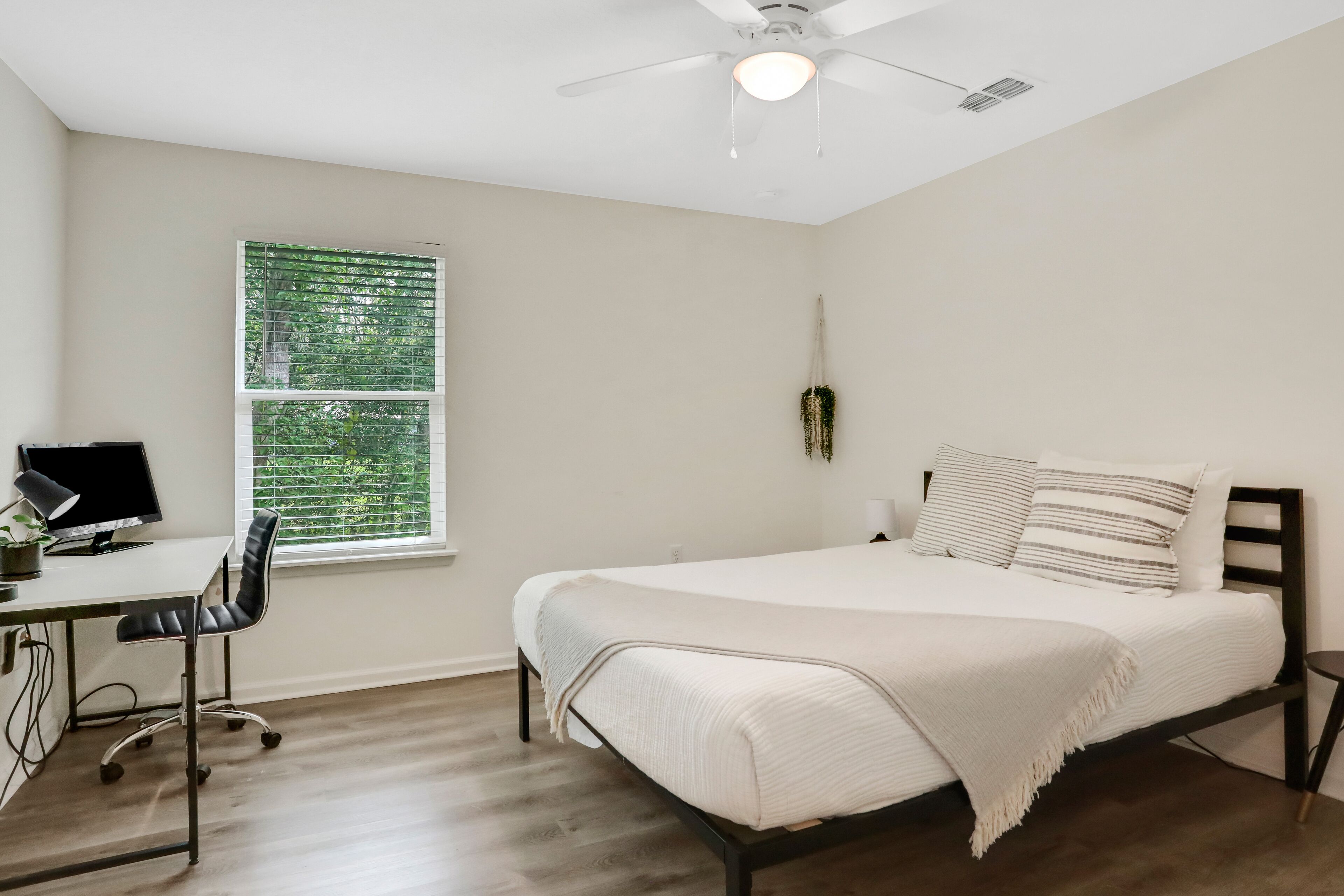 3 bedrooms, desk, iron/ironing board, WiFi (free)