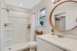 Ensemble douche/baignoire, sèche-cheveux, serviettes fournies, savon