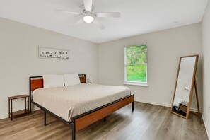 3 chambres, bureau, fer et planche à repasser, accès au Wi-Fi (inclus)