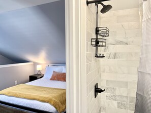 3 slaapkamers, een bureau, een strijkplank/strijkijzer, reisbedje