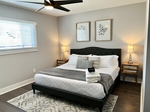 3 bedrooms, desk, iron/ironing board, travel cot - Clean and comfortable 3BR home in the South Side neighborhood (Pittsburgh)