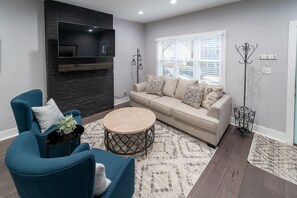 Smart TV - Clean and comfortable 3BR home in the South Side neighborhood (Pittsburgh)